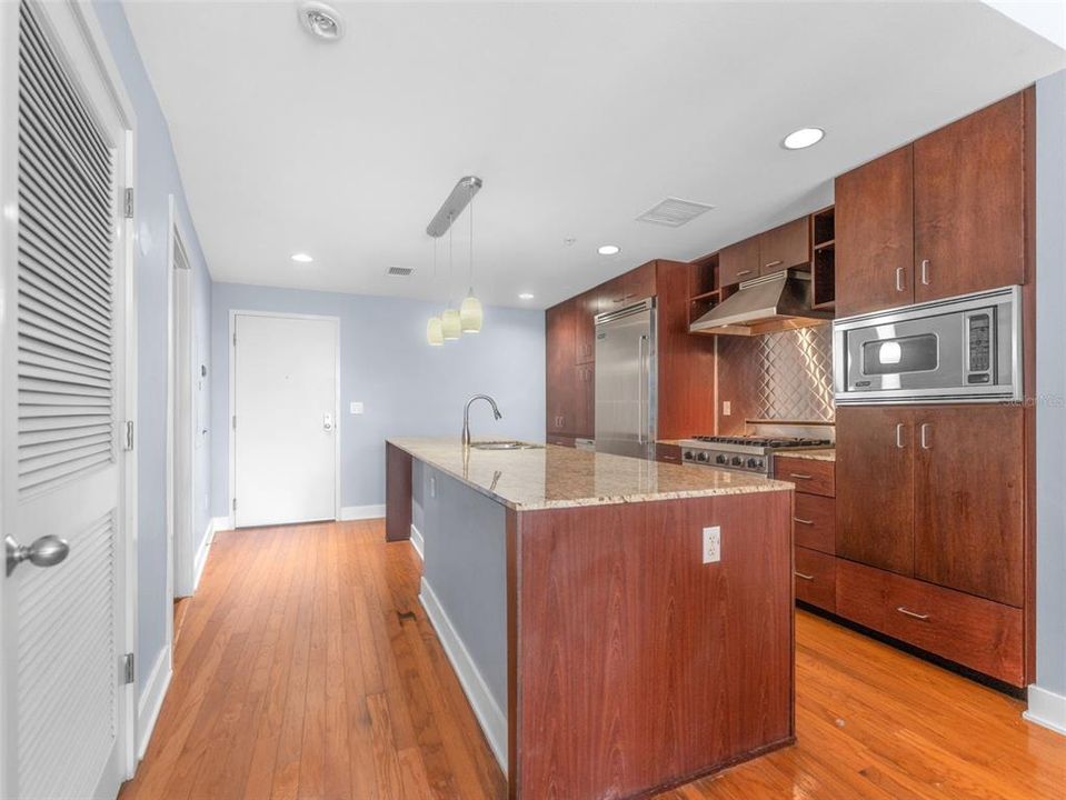 出租: $2,800 (2 贝兹, 1 浴室, 1050 平方英尺)