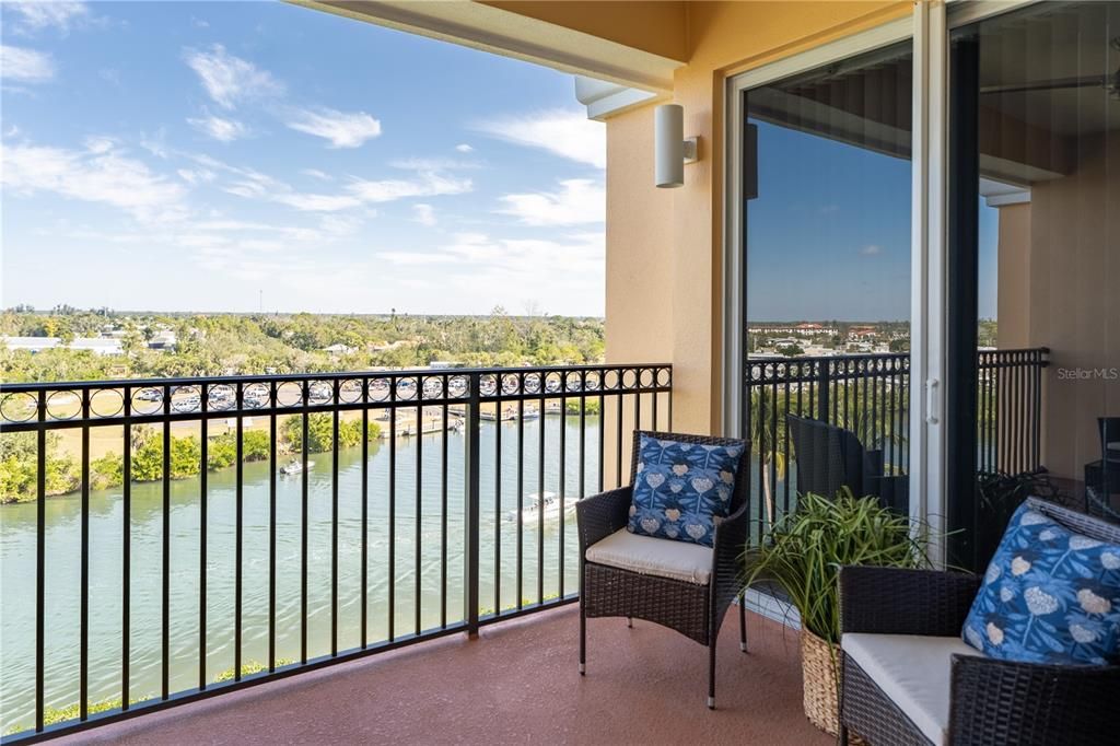 For Sale: $689,000 (2 beds, 2 baths, 1705 Square Feet)