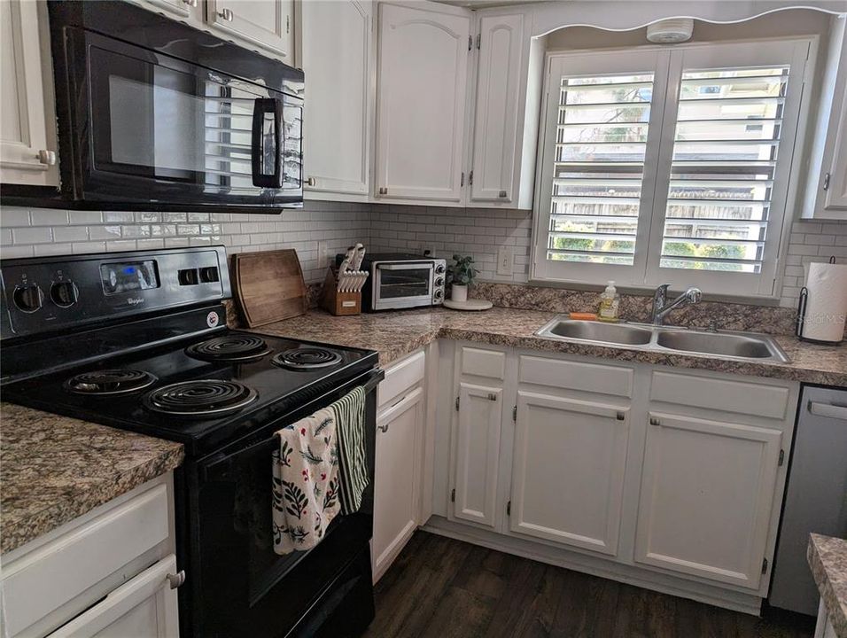 For Sale: $417,900 (3 beds, 1 baths, 1070 Square Feet)