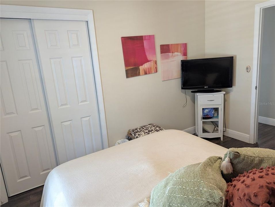 For Sale: $417,900 (3 beds, 1 baths, 1070 Square Feet)