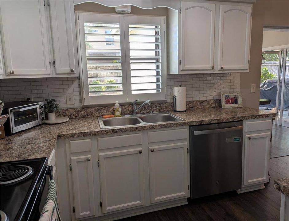 For Sale: $417,900 (3 beds, 1 baths, 1070 Square Feet)