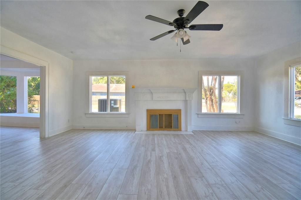 Active With Contract: $339,999 (3 beds, 2 baths, 1924 Square Feet)