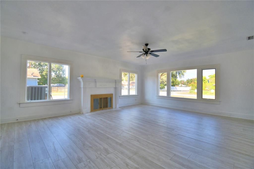 Active With Contract: $339,999 (3 beds, 2 baths, 1924 Square Feet)