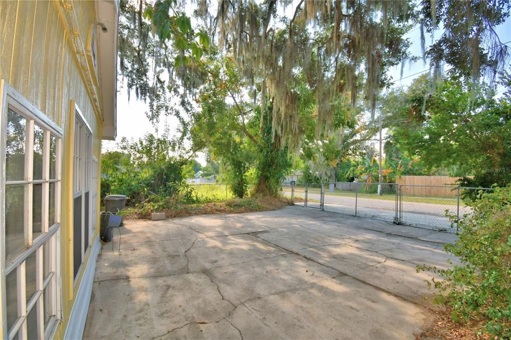 Active With Contract: $339,999 (3 beds, 2 baths, 1924 Square Feet)