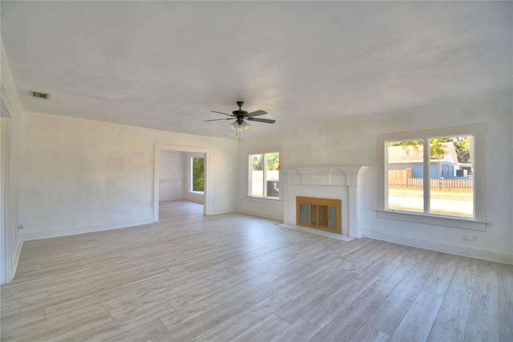 Active With Contract: $339,999 (3 beds, 2 baths, 1924 Square Feet)