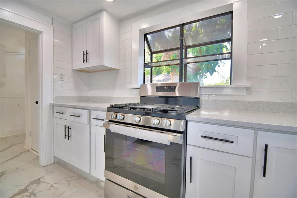 Active With Contract: $339,999 (3 beds, 2 baths, 1924 Square Feet)