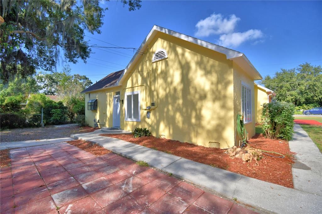 Active With Contract: $339,999 (3 beds, 2 baths, 1924 Square Feet)