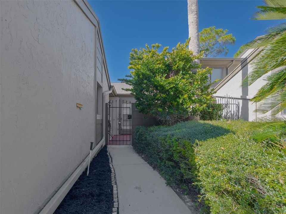 For Sale: $325,000 (2 beds, 2 baths, 1296 Square Feet)