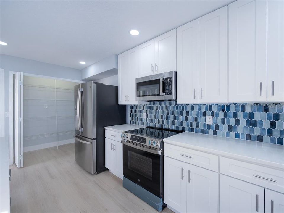 For Sale: $325,000 (2 beds, 2 baths, 1296 Square Feet)
