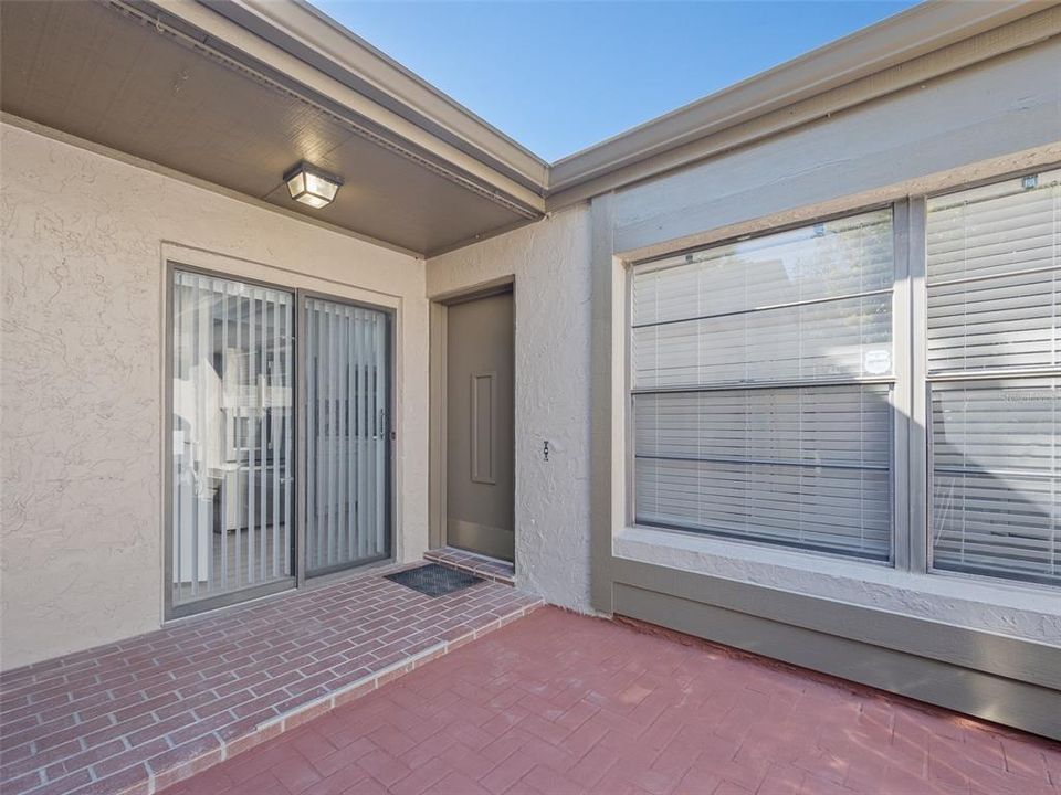 For Sale: $325,000 (2 beds, 2 baths, 1296 Square Feet)