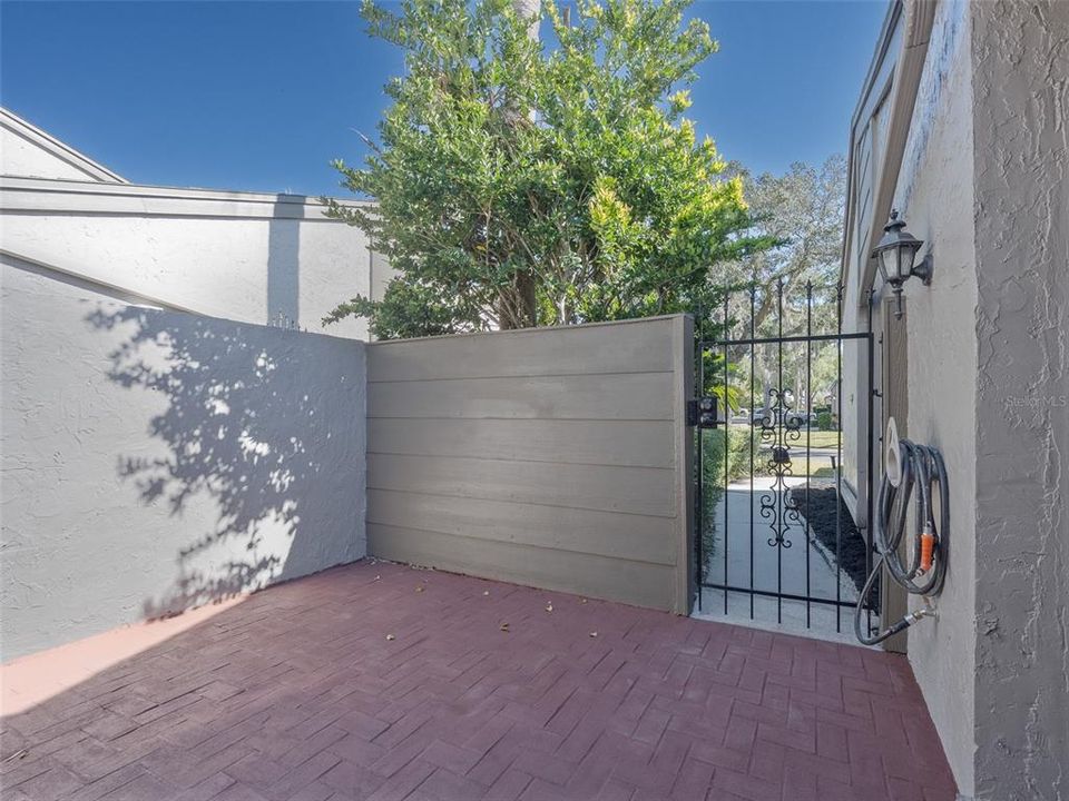 For Sale: $325,000 (2 beds, 2 baths, 1296 Square Feet)