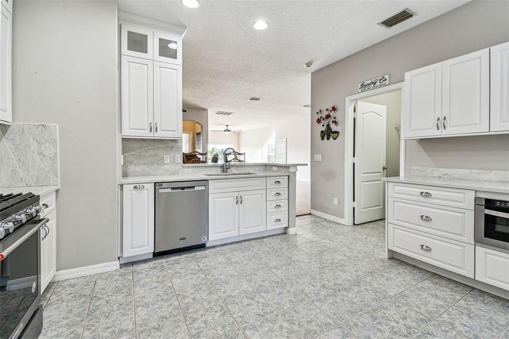 На продажу: $430,000 (3 спален, 2 ванн, 2086 Квадратных фут)