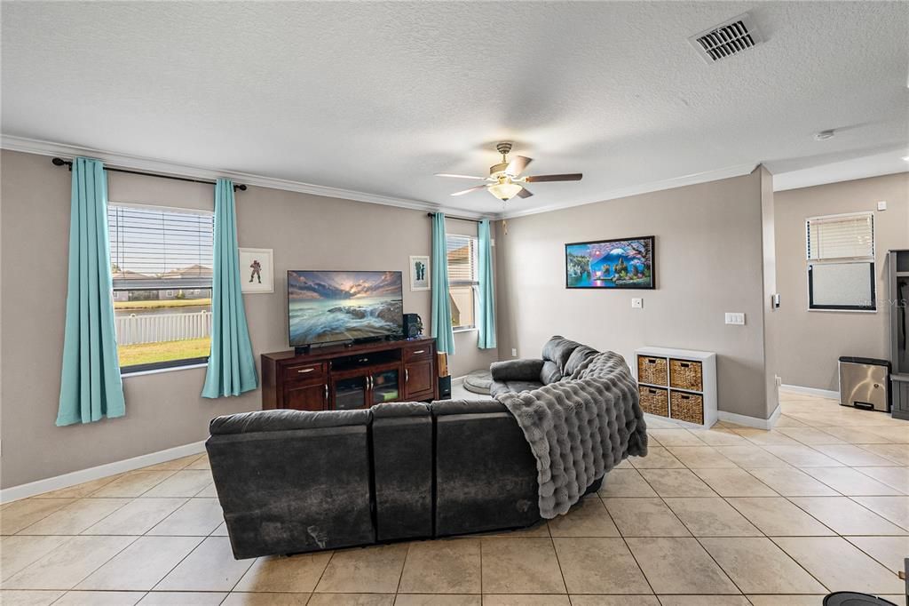 En Venta: $439,900 (4 camas, 2 baños, 3034 Pies cuadrados)