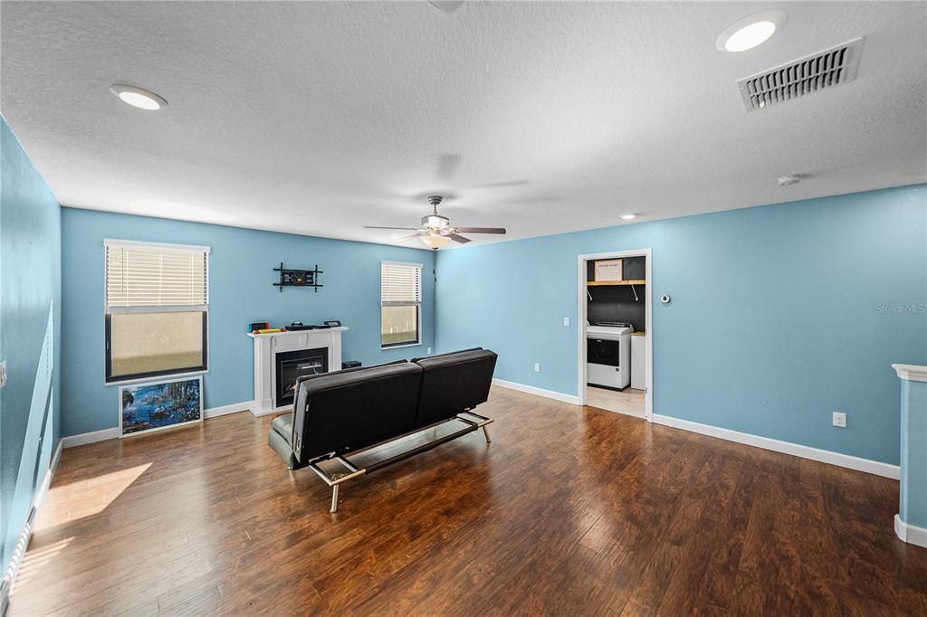 En Venta: $439,900 (4 camas, 2 baños, 3034 Pies cuadrados)