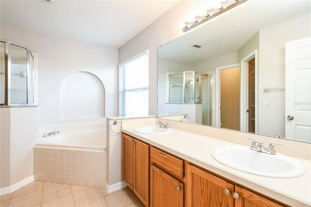 Activo con contrato: $365,000 (3 camas, 2 baños, 1618 Pies cuadrados)