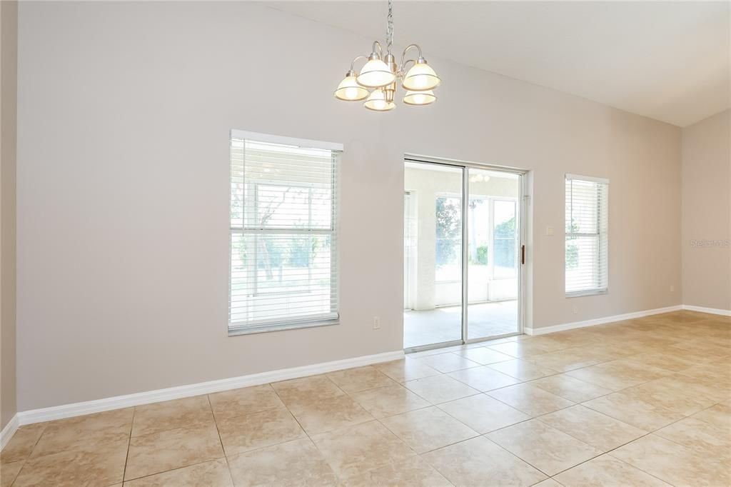 Activo con contrato: $365,000 (3 camas, 2 baños, 1618 Pies cuadrados)