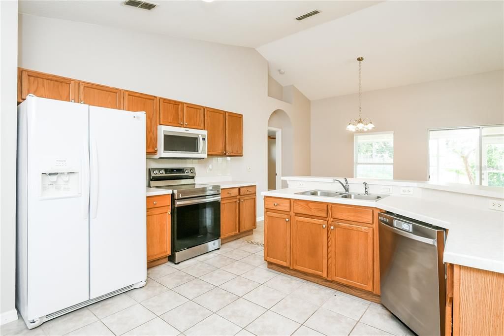 Activo con contrato: $365,000 (3 camas, 2 baños, 1618 Pies cuadrados)