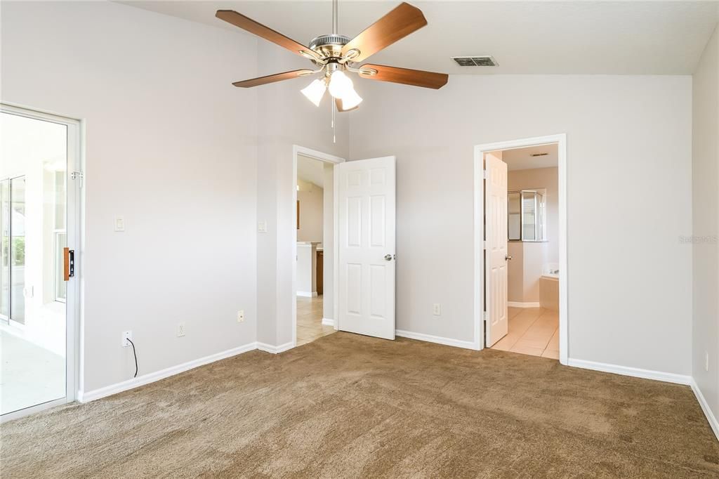 Activo con contrato: $365,000 (3 camas, 2 baños, 1618 Pies cuadrados)