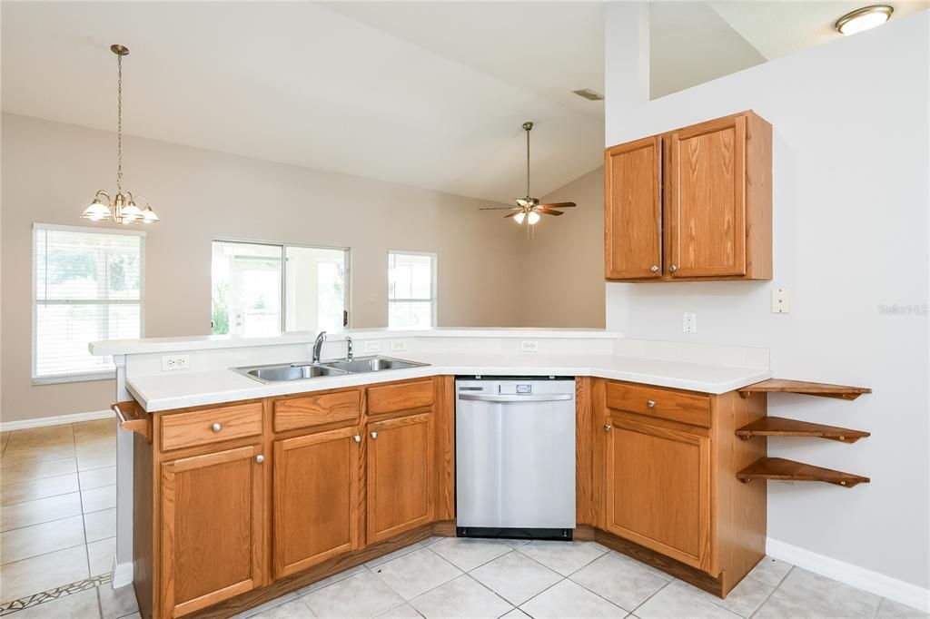 Activo con contrato: $365,000 (3 camas, 2 baños, 1618 Pies cuadrados)