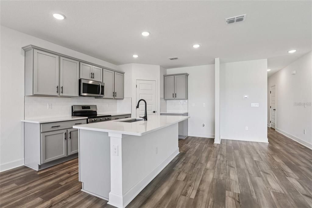 В аренду: $2,200 (3 спален, 2 ванн, 1707 Квадратных фут)