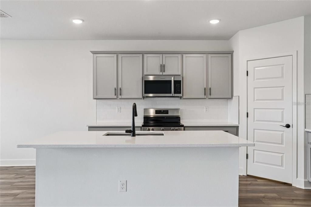 В аренду: $2,200 (3 спален, 2 ванн, 1707 Квадратных фут)