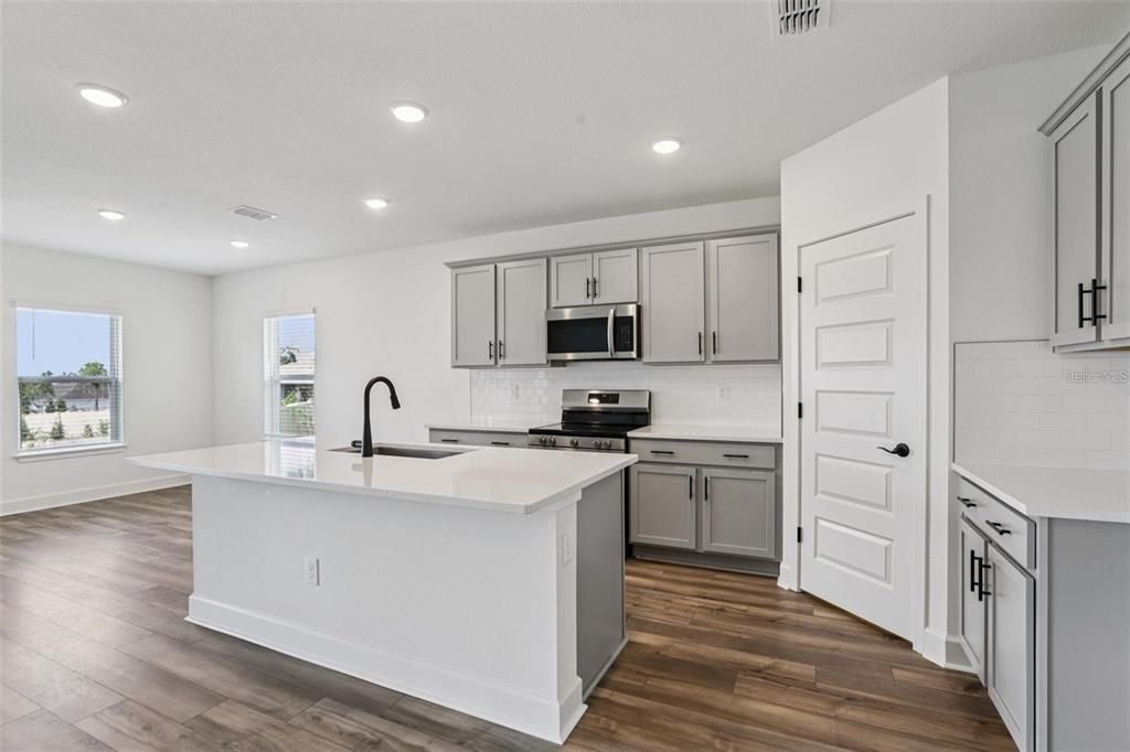 В аренду: $2,200 (3 спален, 2 ванн, 1707 Квадратных фут)