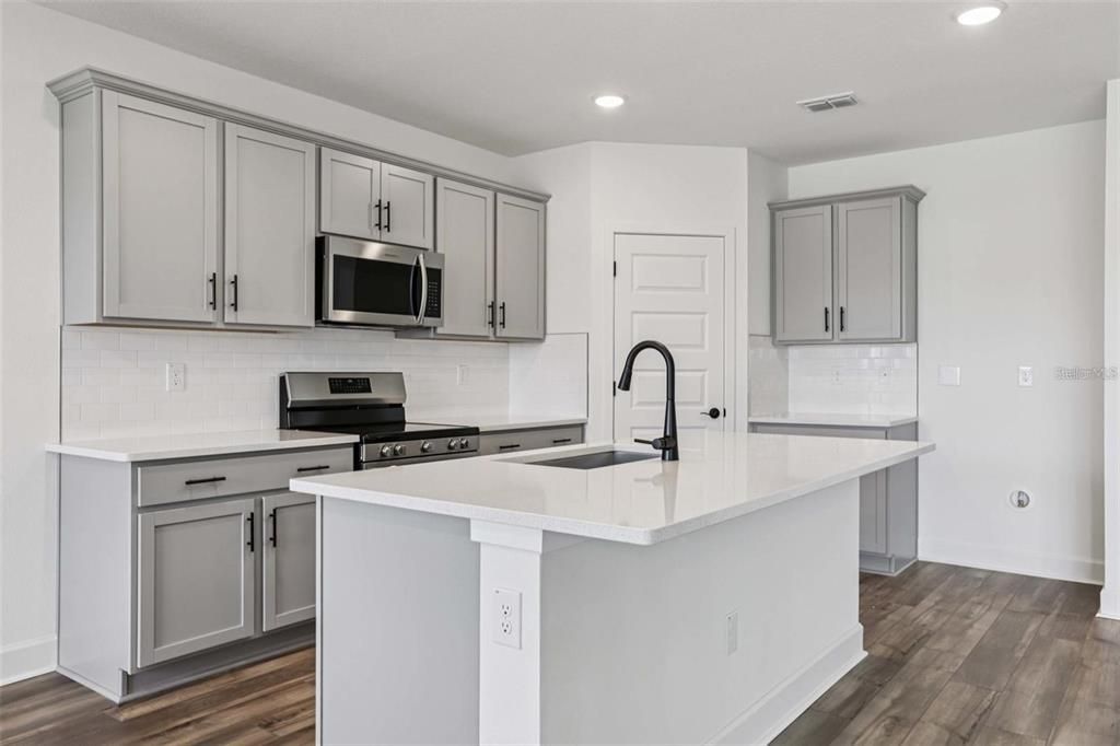 В аренду: $2,200 (3 спален, 2 ванн, 1707 Квадратных фут)