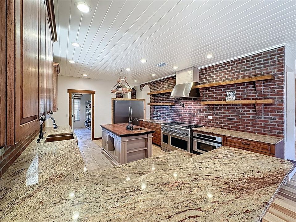 На продажу: $2,695,000 (7 спален, 5 ванн, 4920 Квадратных фут)