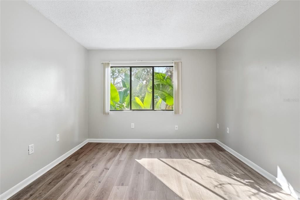 待售: $175,000 (2 贝兹, 2 浴室, 828 平方英尺)