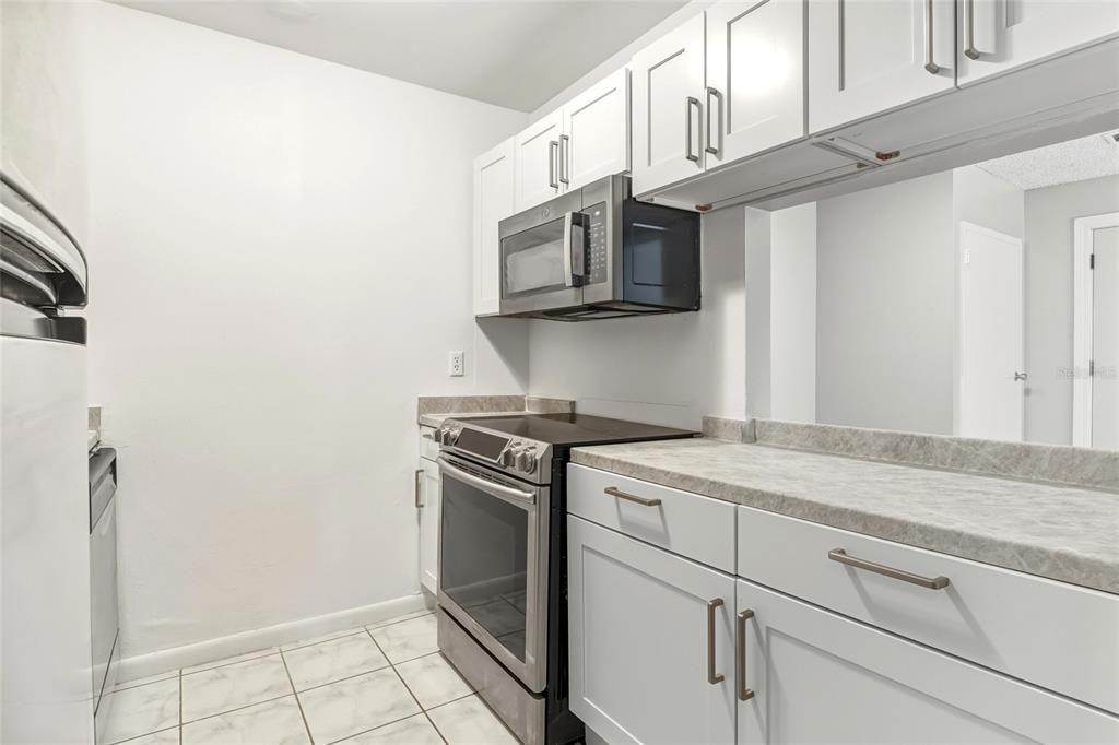 待售: $175,000 (2 贝兹, 2 浴室, 828 平方英尺)