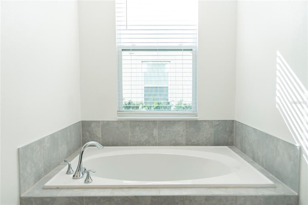 待售: $329,000 (2 贝兹, 2 浴室, 1388 平方英尺)