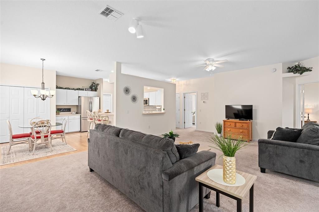 待售: $315,000 (2 贝兹, 2 浴室, 1390 平方英尺)