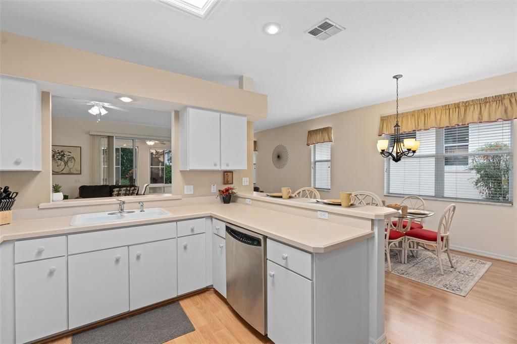 待售: $315,000 (2 贝兹, 2 浴室, 1390 平方英尺)