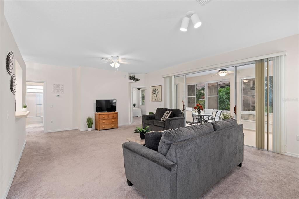 待售: $315,000 (2 贝兹, 2 浴室, 1390 平方英尺)