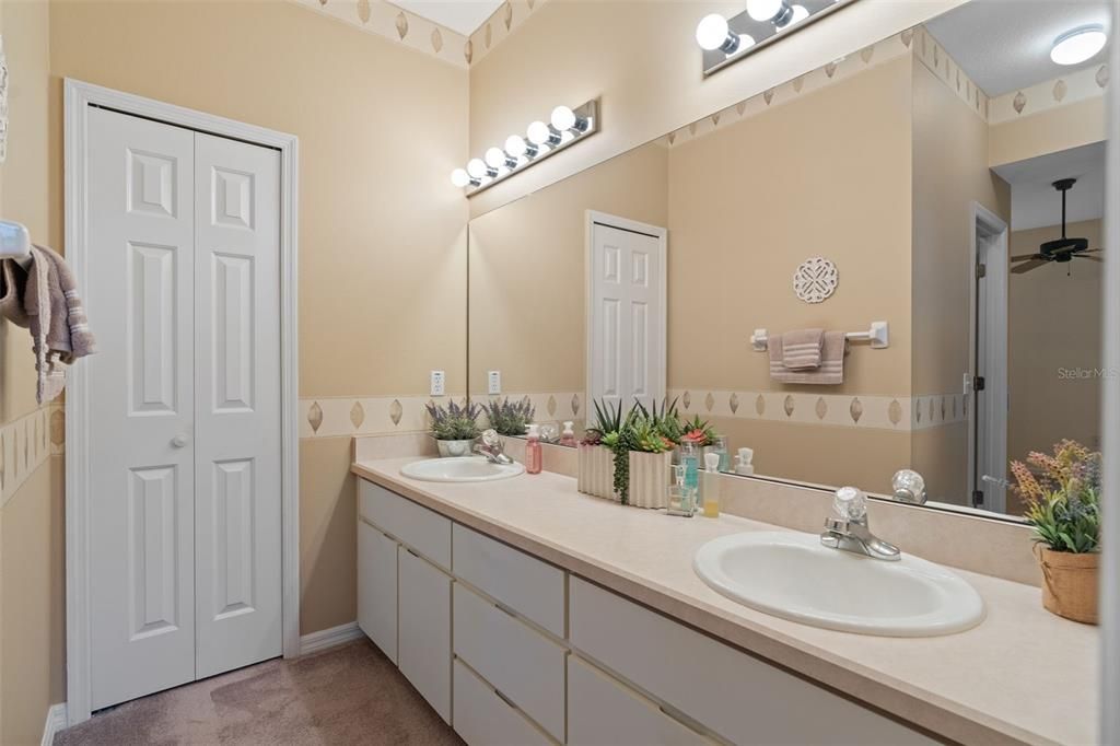 待售: $315,000 (2 贝兹, 2 浴室, 1390 平方英尺)