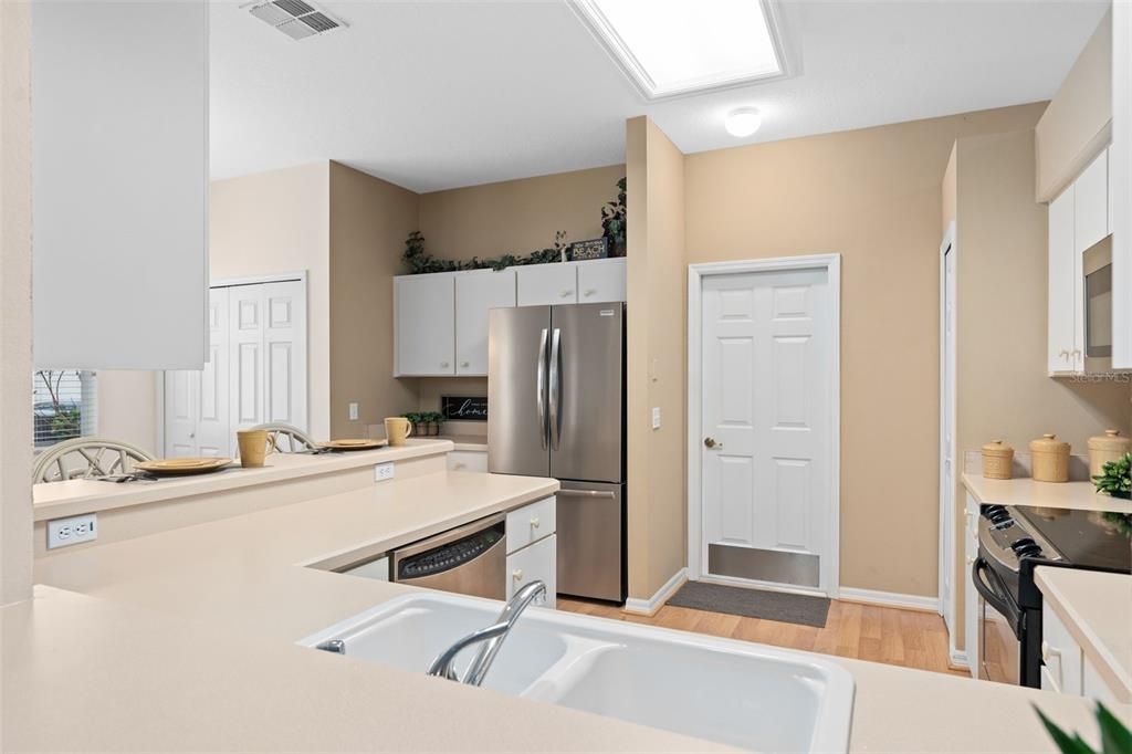 待售: $315,000 (2 贝兹, 2 浴室, 1390 平方英尺)