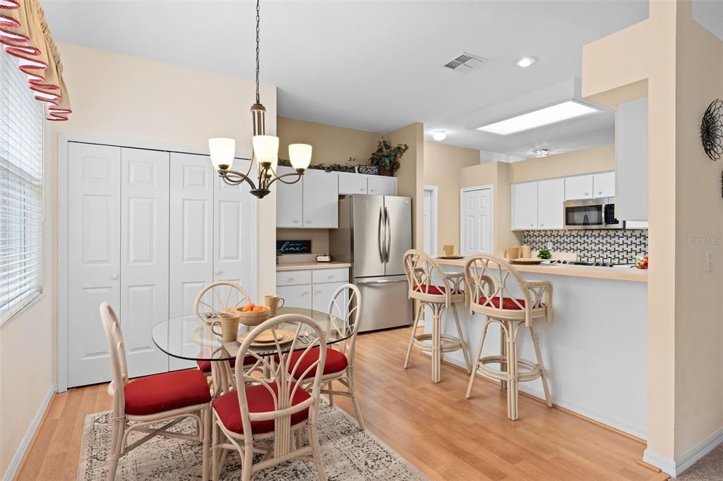 待售: $315,000 (2 贝兹, 2 浴室, 1390 平方英尺)