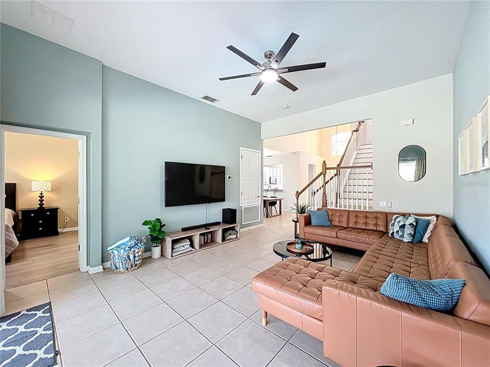 合同活跃: $650,000 (5 贝兹, 5 浴室, 2342 平方英尺)