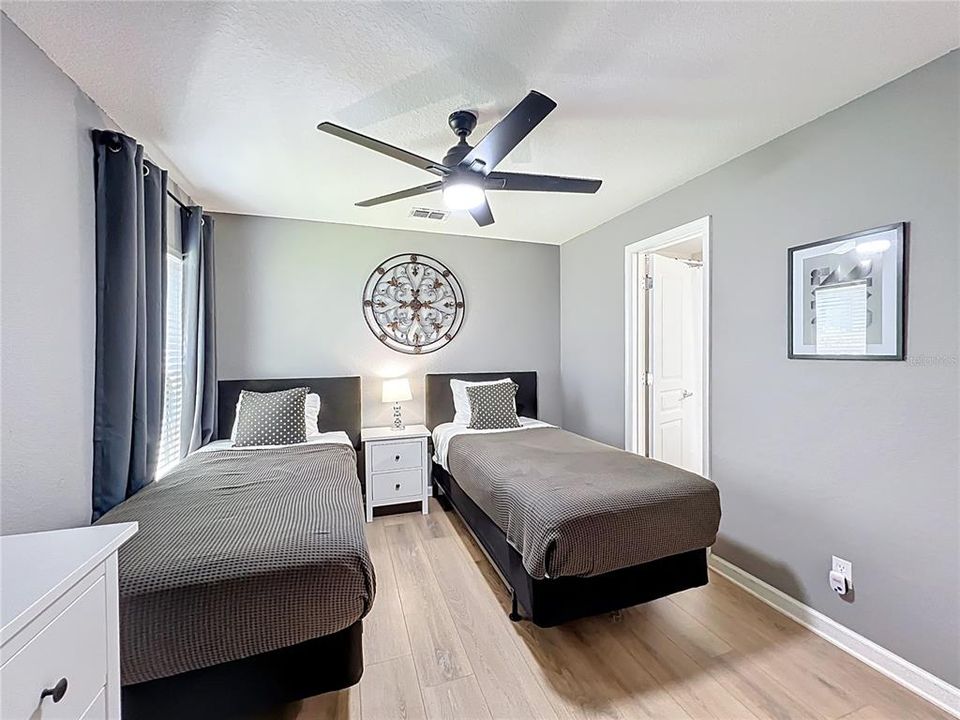 合同活跃: $650,000 (5 贝兹, 5 浴室, 2342 平方英尺)