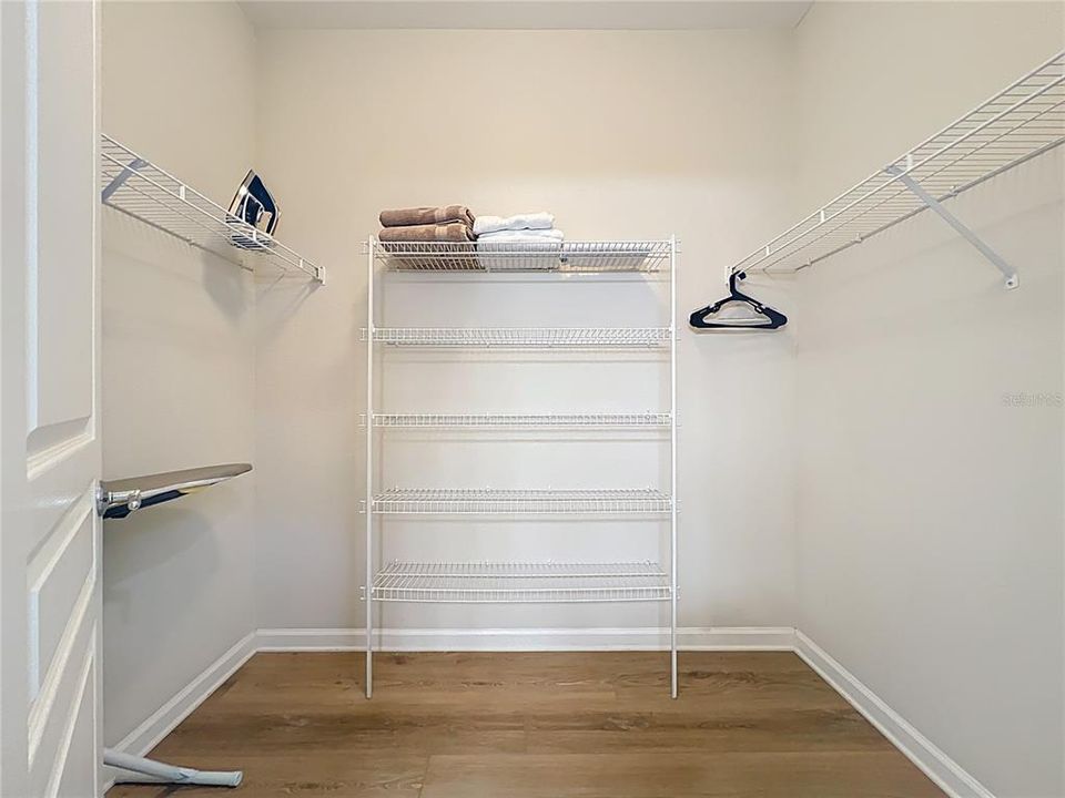 合同活跃: $650,000 (5 贝兹, 5 浴室, 2342 平方英尺)