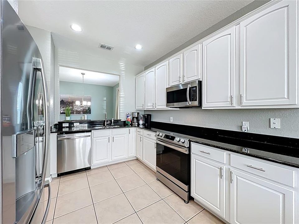 合同活跃: $650,000 (5 贝兹, 5 浴室, 2342 平方英尺)