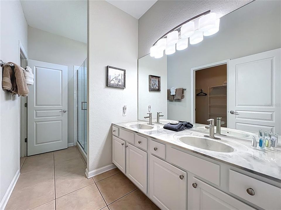 合同活跃: $650,000 (5 贝兹, 5 浴室, 2342 平方英尺)