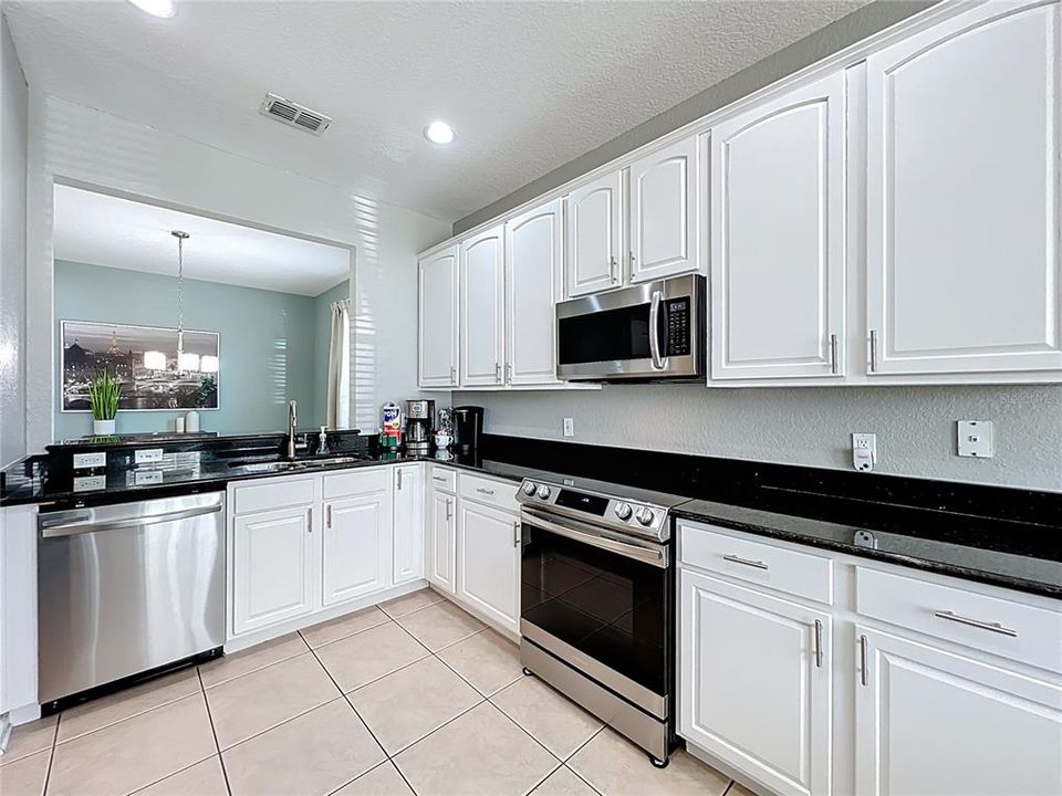 合同活跃: $650,000 (5 贝兹, 5 浴室, 2342 平方英尺)