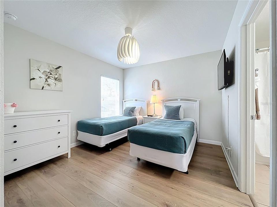 合同活跃: $650,000 (5 贝兹, 5 浴室, 2342 平方英尺)