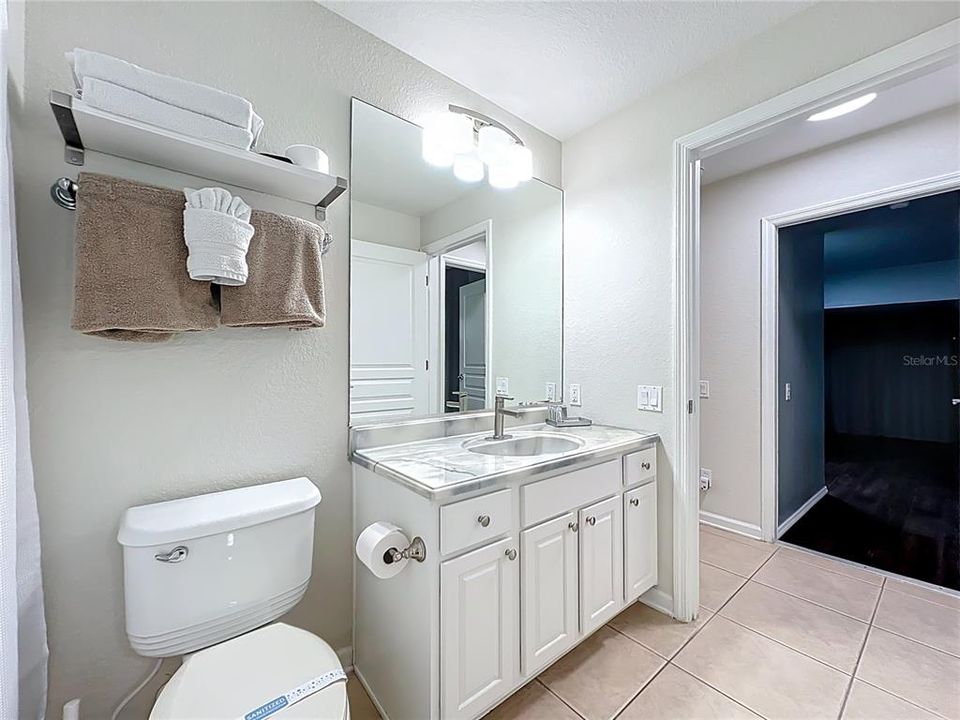 合同活跃: $650,000 (5 贝兹, 5 浴室, 2342 平方英尺)