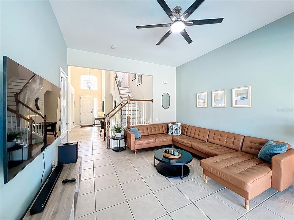 合同活跃: $650,000 (5 贝兹, 5 浴室, 2342 平方英尺)