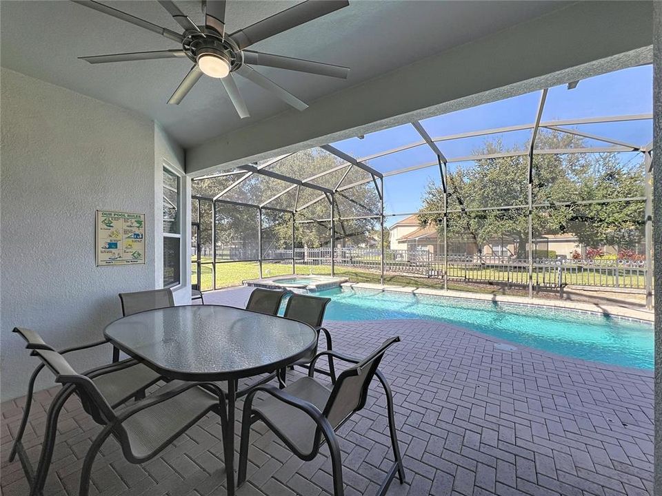 合同活跃: $650,000 (5 贝兹, 5 浴室, 2342 平方英尺)