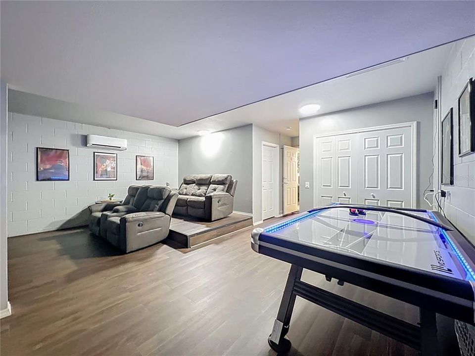 合同活跃: $650,000 (5 贝兹, 5 浴室, 2342 平方英尺)