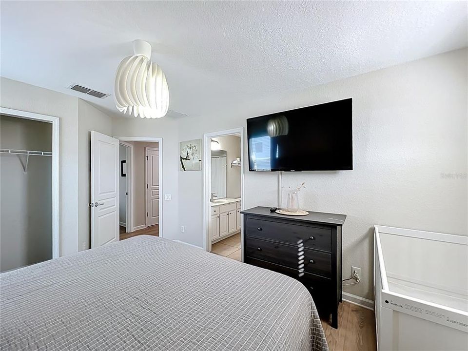 合同活跃: $650,000 (5 贝兹, 5 浴室, 2342 平方英尺)