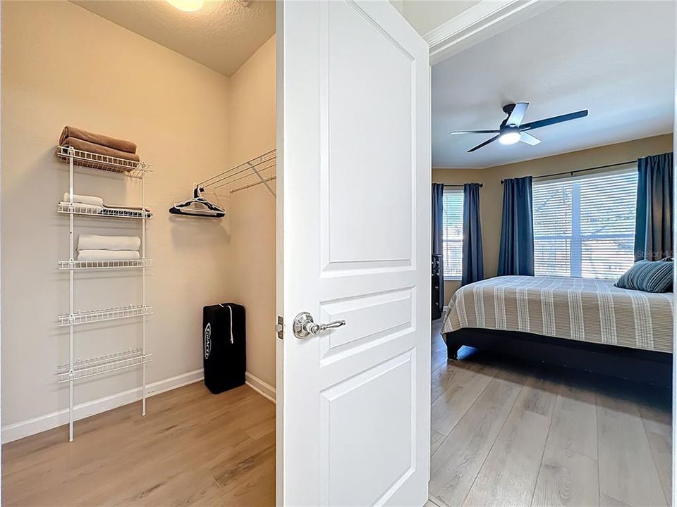 合同活跃: $650,000 (5 贝兹, 5 浴室, 2342 平方英尺)